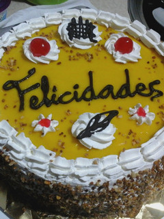 Una foto de Tarta con yema pastelera y nata