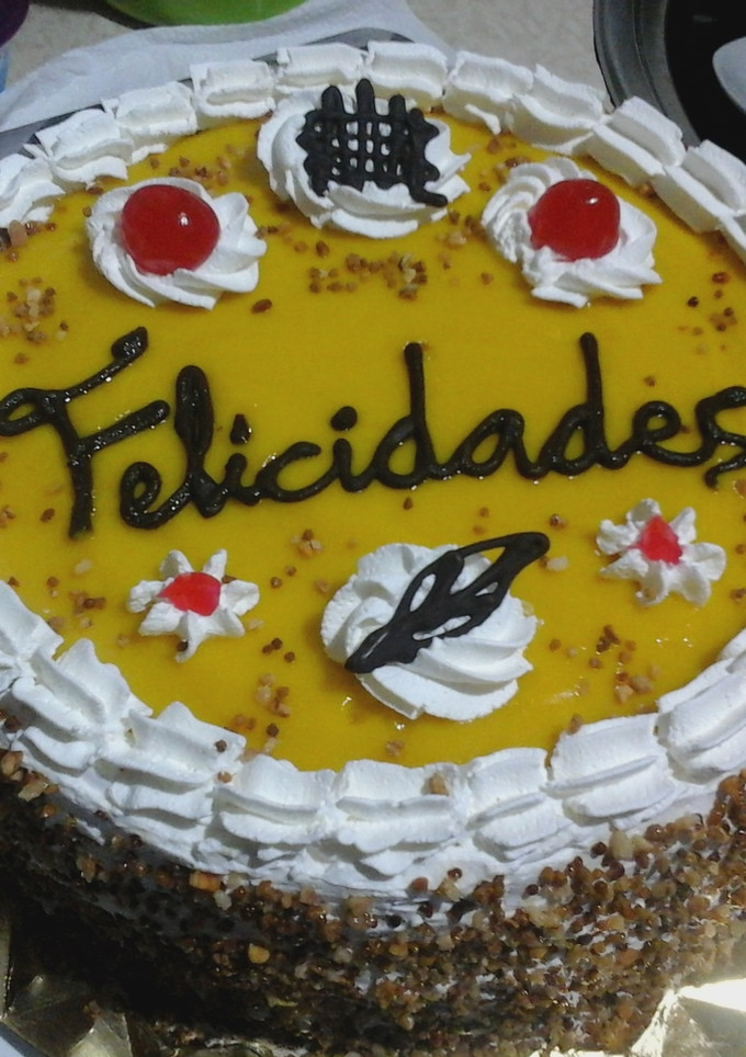 Una foto de Tarta con yema pastelera y nata