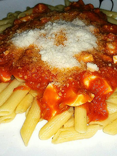 Una foto de Macarrones con tomate, atún y huevos