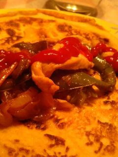 Una foto de Fajitas de pollo y verduras