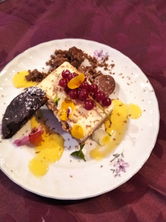 Una foto de Tarta de tres chocolate con crema pastelera