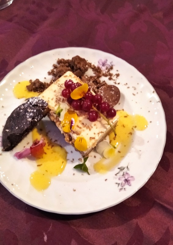 Una foto de Tarta de tres chocolate con crema pastelera