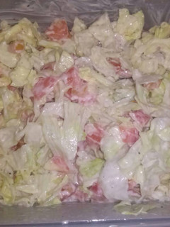 Una foto de Ensalada de tomate con lechuga