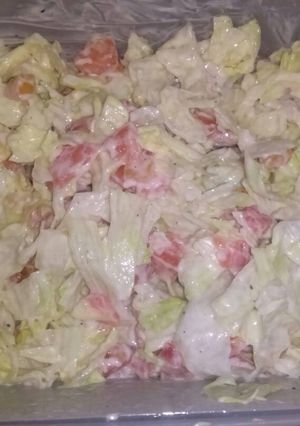 Una foto de Ensalada de tomate con lechuga