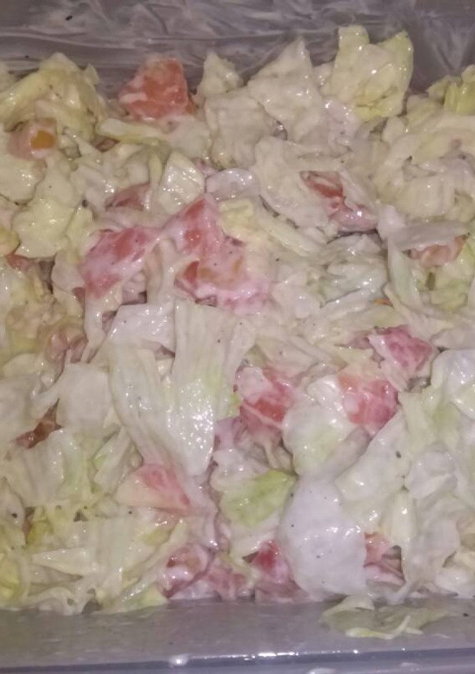 Una foto de Ensalada de tomate con lechuga