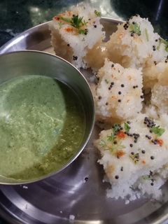 रवा ढोकळा (rava dhokla recipe in marathi) रेसिपी चे मुख्य फोटो 