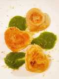 Ravioli piastrati ripieni di trota, burrata e arancia su pesto di prezzemolo e limone