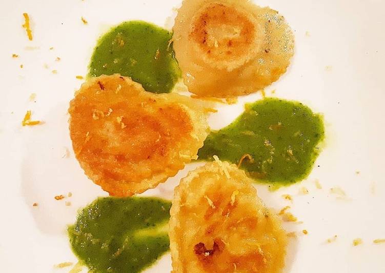 Ravioli piastrati ripieni di trota, burrata e arancia su pesto di prezzemolo e limone