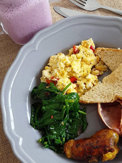A picture of Breakfast from Gee's kitchen.