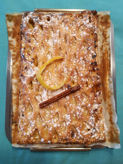 Una foto de Reja de hojaldre con manzana y crema 🍏