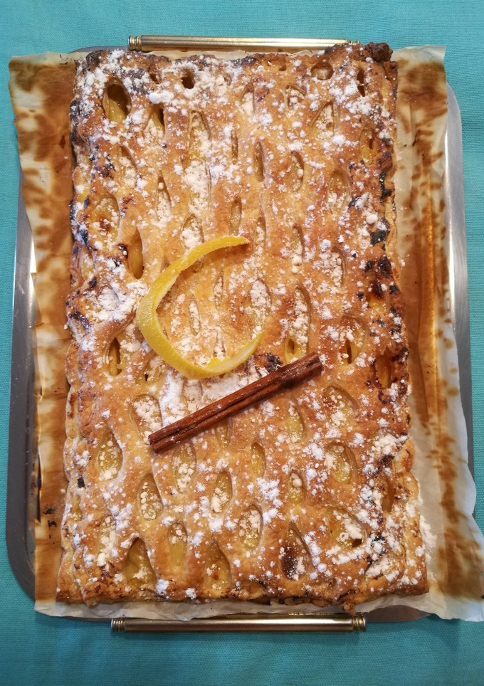 Una foto de Reja de hojaldre con manzana y crema 🍏