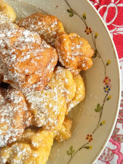 Una foto de Buñuelos de avena rellenos de crema pastelera