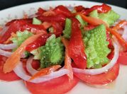 Una foto de ensalada con romanescu