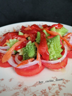 Una foto de Ensalada de romanesco con salmón ahumado