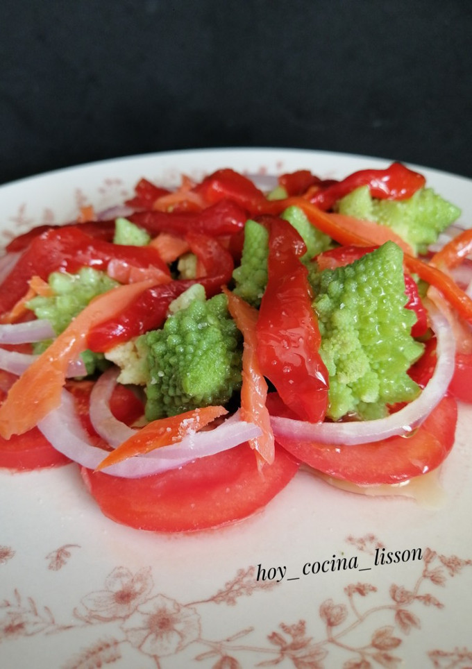 Una foto de Ensalada de romanesco con salmón ahumado