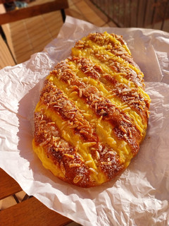 Una foto de Coca de chicharrones 2025 v2: con masa brioche, crema, anís y almendras