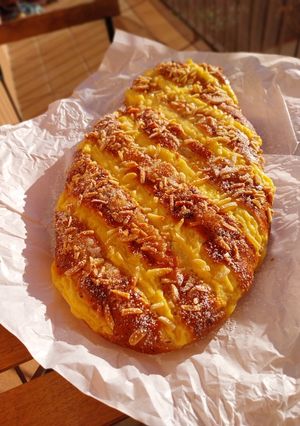Foto principal de Coca de chicharrones 2025 v2: con masa brioche, crema, anís y almendras