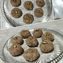 A picture of Caramel Cocoa Coconut Macarons.