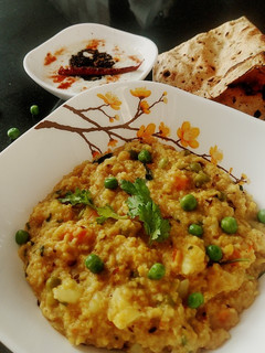 दलिया मूंग दाल खिचड़ी (daliya moong dal khichdi recipe in Hindi) रेसिपी मुख्य फोटो