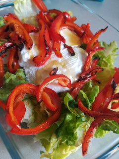 Una foto de Ensalada de pimentones grillados y queso de cabra
