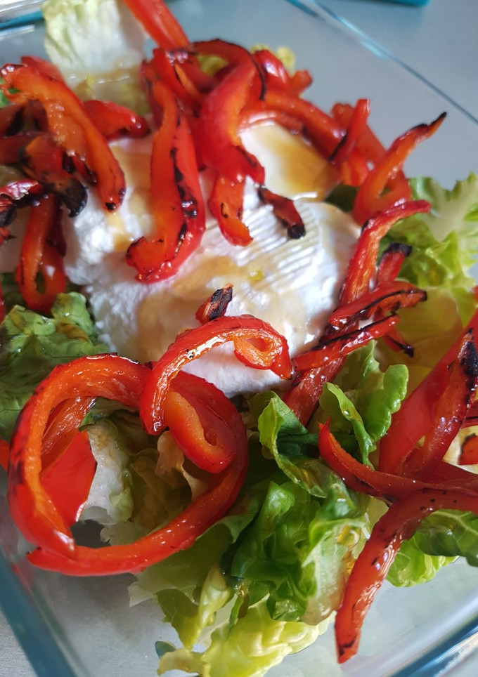 Una foto de Ensalada de pimentones grillados y queso de cabra