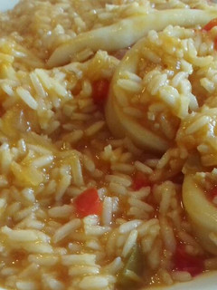 Una foto de Arroz con anillas de pota