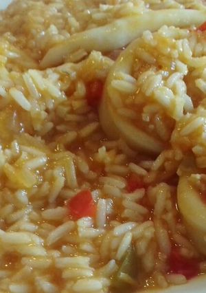 Una foto de Arroz con anillas de pota