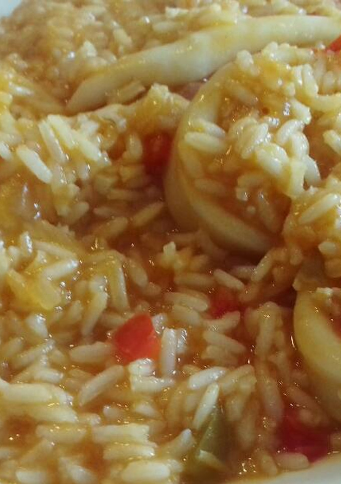 Una foto de Arroz con anillas de pota