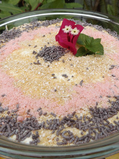 Una foto de Postre improvisado con melocotones en almíbar y fruta con crema apto para diabéticos