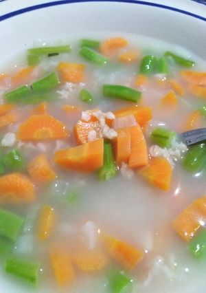 Una foto de Sopa de avena con verduras