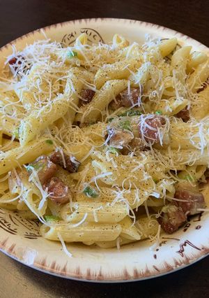 Une photo de Penne carbonara au flanc de porc fumé
