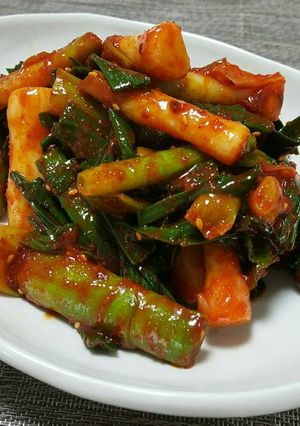 Hình của món Tỏi Tây Trộn Cay 픗마늘 무침.