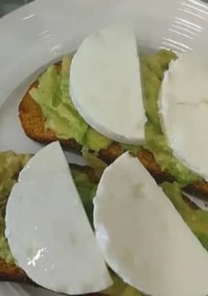 Foto de Tosta de Abacate e Queijo Fresco