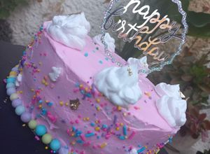 Una foto de Birthday Cake con compota de fresa y kiwi