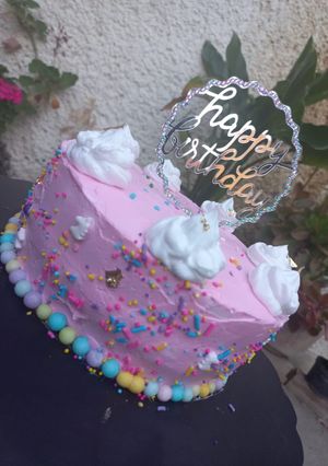 Una foto de Birthday Cake con compota de fresa y kiwi