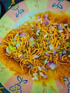 आलू टिक्की चाट(aloo tikki chat recipe in hindi) रेसिपी मुख्य फोटो