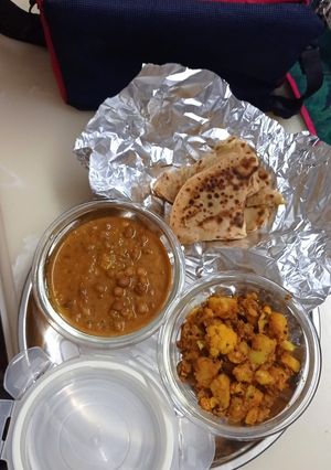 आलू गोभी की सब्ज़ी, काले चने की सब्ज़ी और पंराठे रेसिपी मुख्य फोटो
