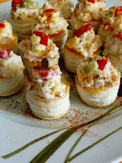 Una foto de Volovanes de ensaladilla de patatas