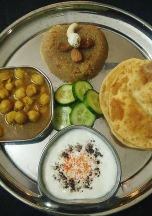 A picture of Choley Puri Halwa.