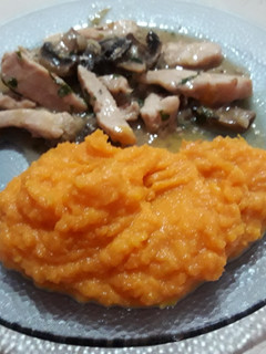 Una foto de Pollo al champiñón con puré de zapallo