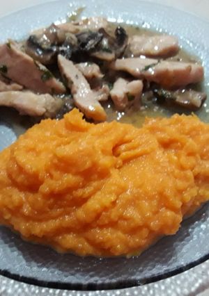 Una foto de Pollo al champiñón con puré de zapallo