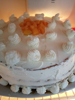 Una foto de Torta de durazno, manjar y crema pastelera