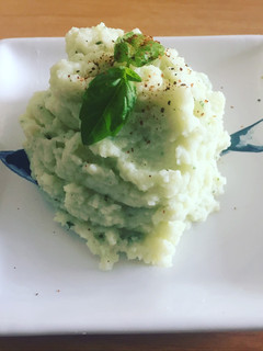 Una foto de *Puré de coliflor - albahaca | método grez*