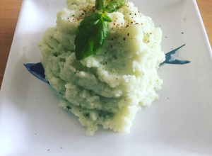 Una foto de *Puré de coliflor - albahaca | método grez*