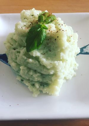 Una foto de *Puré de coliflor - albahaca | método grez*