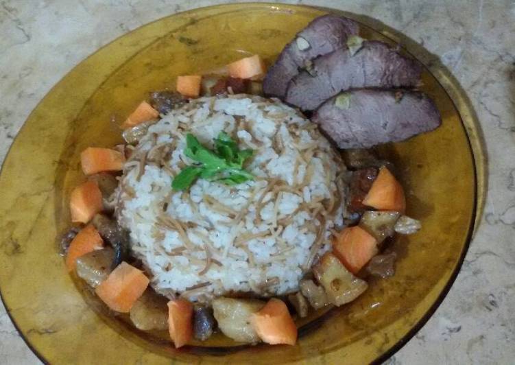 قطع اللحم البارد مع الخضار والأرز بالشعيرية