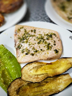 Una foto de Emperador con salsa verde y verduras en airfryer