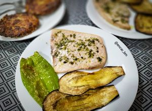 Una foto de Emperador con salsa verde y verduras en airfryer