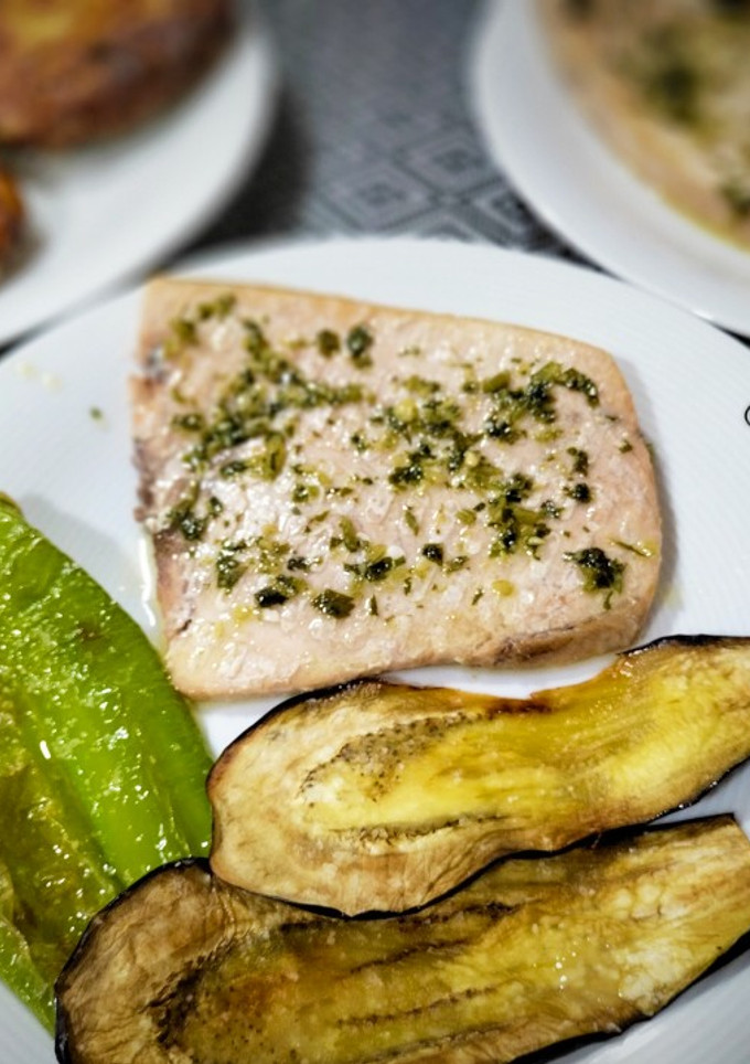 Una foto de Emperador con salsa verde y verduras en airfryer