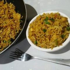 Maggi With Chicken & Vegetables (masala noodles)🍝🐔🍅 A picture of Maggi With Chicken & Vegetables (masala noodles)🍝🐔🍅.